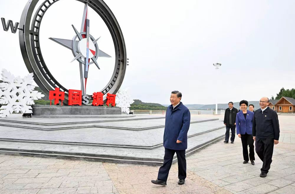 站在自行车旁的人

中度可信度描述已自动生成